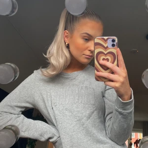 Glittrig tröja från GANT - Långärmad grå och glittrig tröja från gant. Använd men i mycket fint skick!