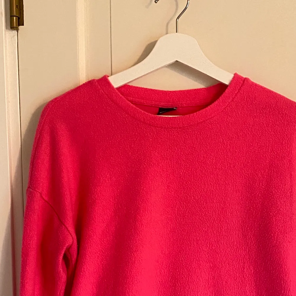 En verkligen neonrosa tröja i något slags fleecematerial typ. SÅ skön! Fint, men begagnat skick. . Tröjor & Koftor.