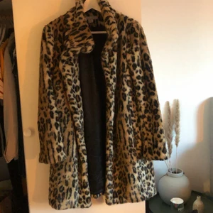 Pälsjacka storlek 36   - Fin pälsjacka från hm, i gott skick. 