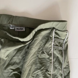 Gröna trackpants  - Nice gröna trackpants jag har köpt på Humana men fortf inte använt. Skitfina!!