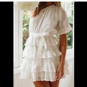 Oanvänd klänning  - Oanvänd vit klänning från dm retro, superfin och passar perfekt för XS-S (eventuellt M). Prislappen kvar. Nypris 700 tror jag. Jag säljer för 270+frakt💕 pris kan diskuteras vid snabb affär