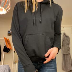 Jättefin svart hoodie i storlek M från HM, passar xs-m, fint skick. Köpare står för frakten 💕