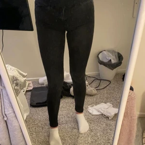 Jeans - Aldrig använda. Helt svarta vanliga tajta jeans. Frakt tillkommer
