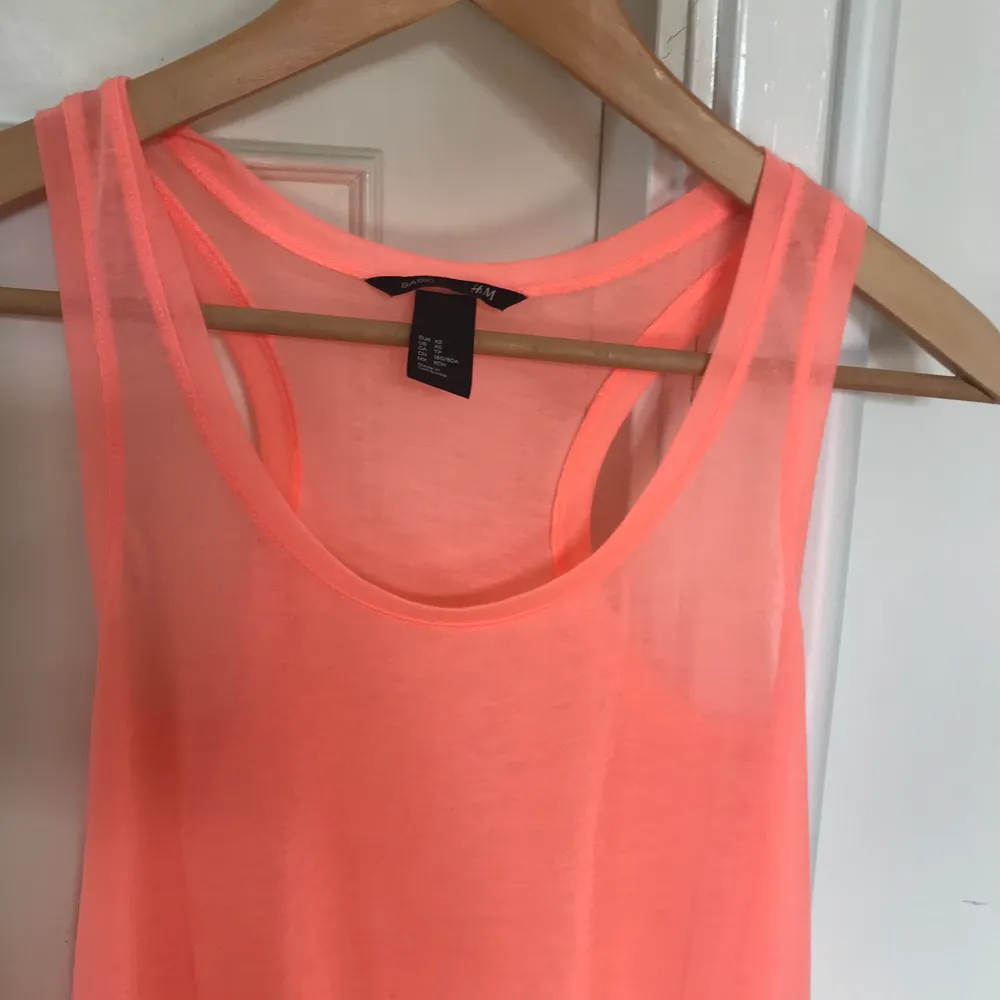 Neon rosa/orange (persikofärgat) linne från H&M. Strl XS men det är ett väldigt mjukt och elastiskt material så det passar allt från strl XS-M  49kr plus frakt #linne. Toppar.