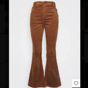 Bruna utsvängda byxor, aldrig använt  - Aldrig använt plagg i GOTT skick, säljs pga rensar garderoben🌺 original pris 400kr men säljs för 300 inklusive frankt💖