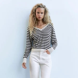 Randig tröja från Zara - Randig tröja från Zara med spetskant. Helt oanvänd och prislappen finns kvar. Storlek S. Orginalpris 299kr men jag säljer min för 150kr. Köparen står för frakten och paketet är spårbart.