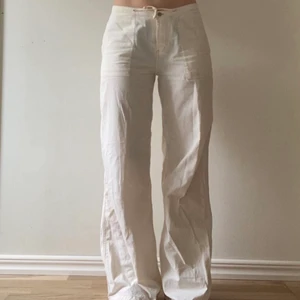 Lågmidjade linnebyxor  - Ett par supersnygga lågmidjade byxor i linnematerial från Vero Moda. Bra skick. Passar mig bra som är 170 och har storlek 36/38.