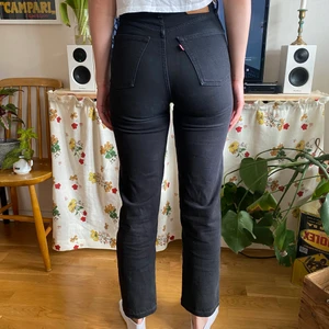 Levi’s jeans ribcage straight - Levi’s jeans i modellen ribcage med hög midja och snygg gylf med knappar. Nypris 1200 kr. Något korta på mig som är 176 cm. Längd på byxorna är ca 96,6 cm från midjan ner till anklarna och 69,5 cm från skrevet ner till anklarna. Storlek 25W 27L. Frakt tillkommer!