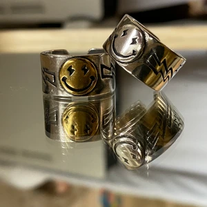Smileyringar - Justerbara Smileyringar i silver och guld! 110kr +11kr frakt🤍 Finns många i lager!
