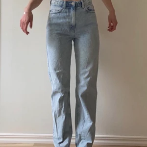Weekday Jeans  - Ett par weekday jeans i modellen rowe, väldigt bra skick. Sitter bra på mig som har storlek 36/38