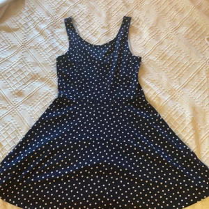 Prickig klänning - En prickig jättesöt klänning från H&M. Använd i några år och har tröttnat på den. Rätt liten i passformen men stretchig och bekväm. Möts/hämtas i Malmö med omnejd men skickas inte