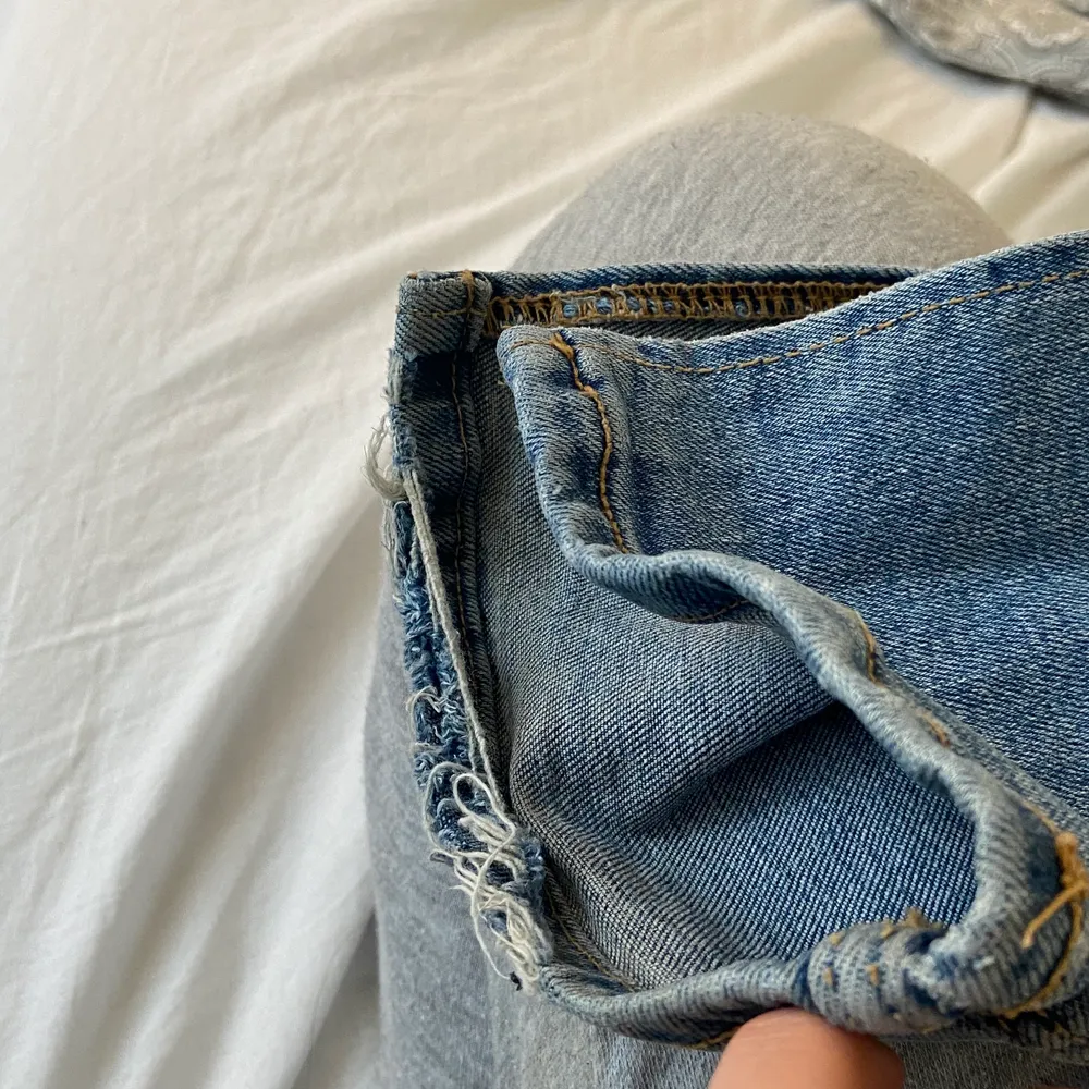 Säljer dessa jeans från zara. Dom är i bra skick förutom på ena kanten är den lite nertrampad men inget man tänker på. Köparen står för frakt. . Jeans & Byxor.