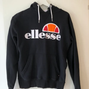 Ellesse hoodie storlek 38 - Jättesnygg hoodie från Ellesse i storlek 38. Nypris cirka 500kr, köparen står för frakten☺️