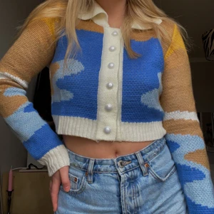 Stickad kofta - Superfin stickad kofta i strl 36 använd en gång så väldigt bra skick. Köparen står för frakt :)