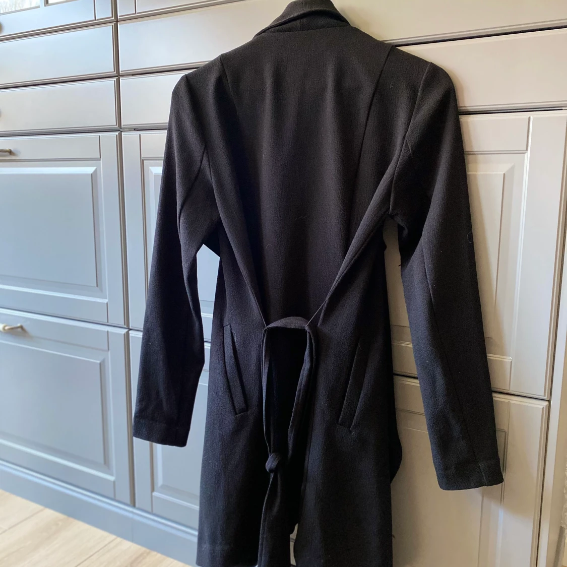 Svart vårkappa  - 90