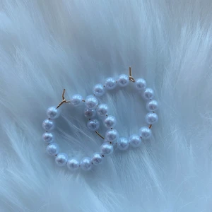 Örhängen - Sjukt fina örhängen med pärlor.