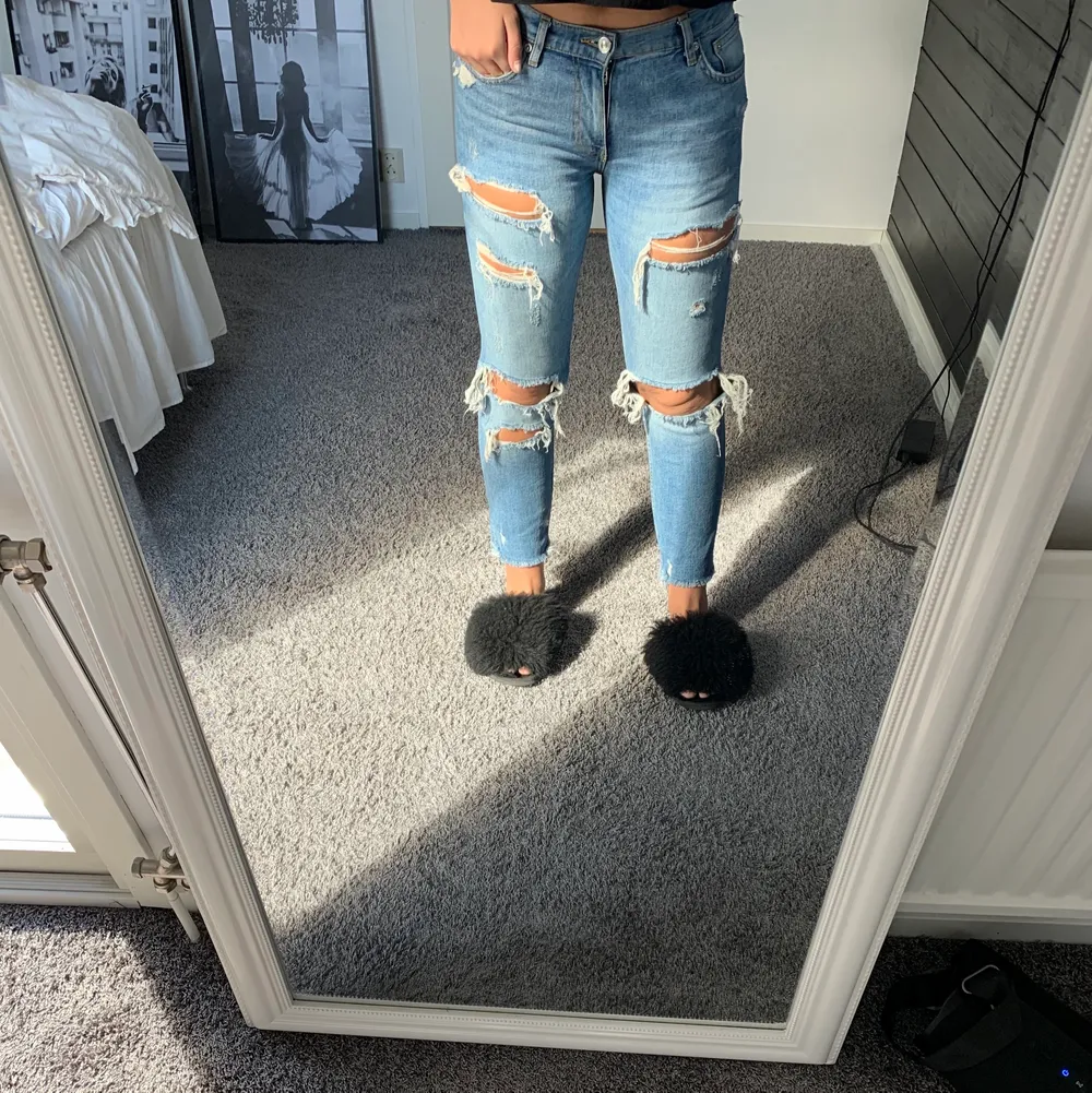 Slitna jeans från zara! Jättesnygga till sommaren🤩. Jeans & Byxor.