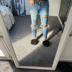 Slitna jeans - Slitna jeans från zara! Jättesnygga till sommaren🤩
