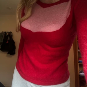 Stickad tröja - Söt stickad tröja med hjärta, har ett litet hål vid armen men inget som syns när man har på sig den