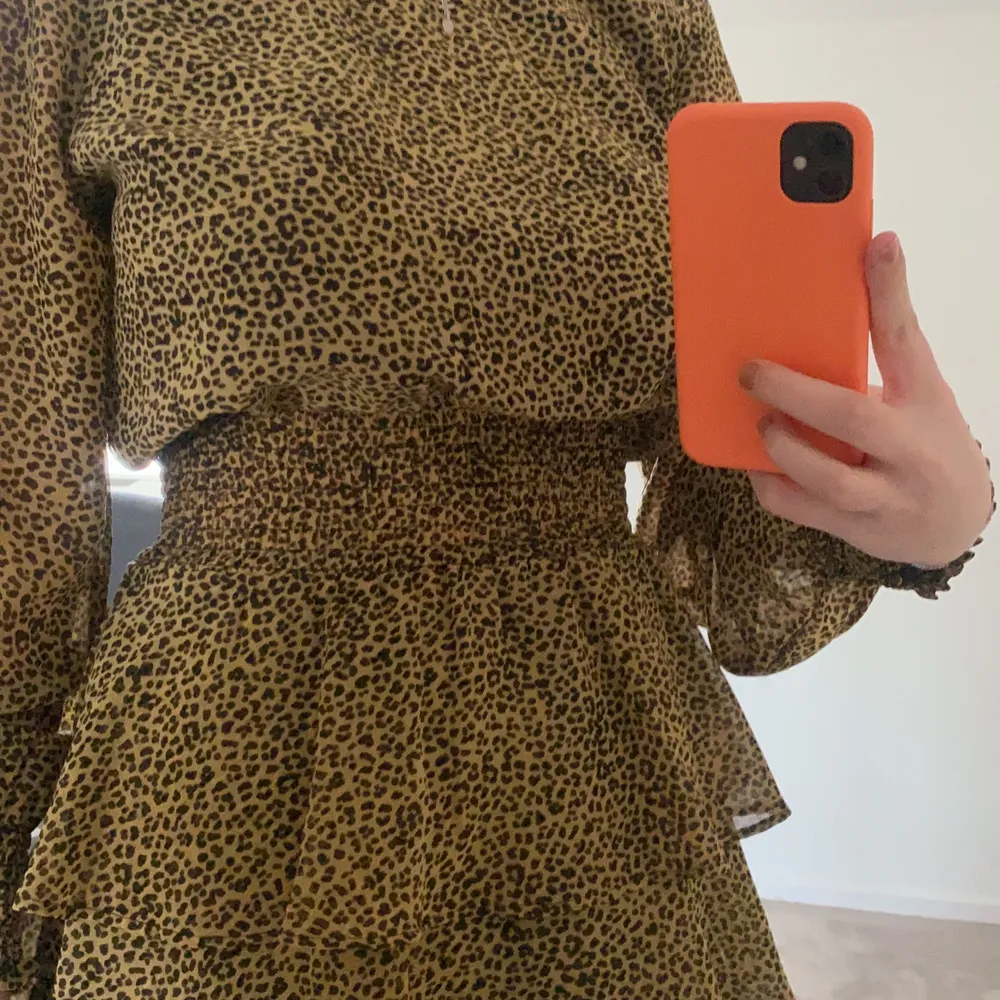 Säljer denna leopard mönstrade klänningen från gina tricot, använd två gånger och är i väldigt bra skick!. Klänningar.
