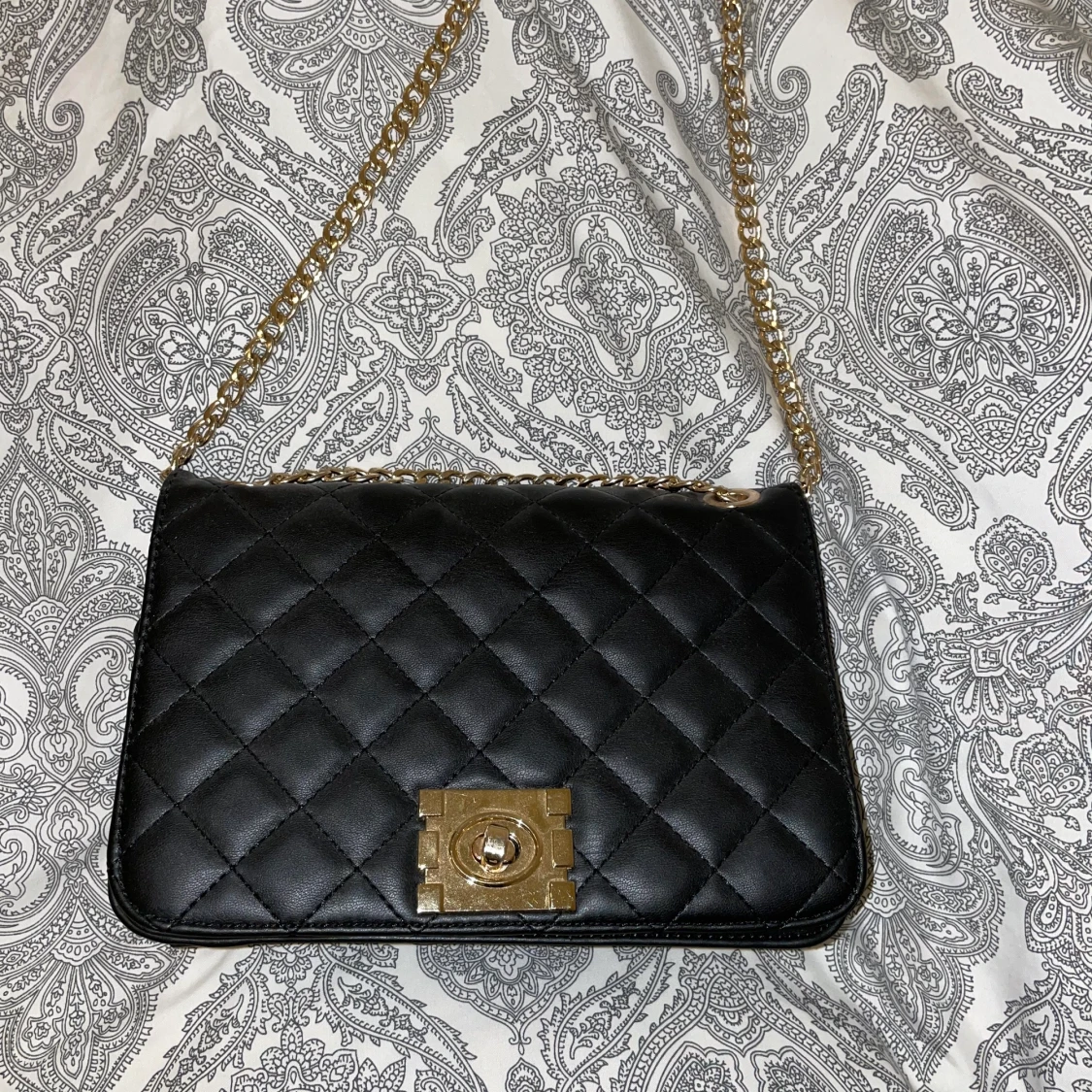 Svart handväska med gulddetaljer 