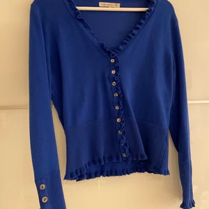 Kofta - Superfin marinblå kofta med fina knappar och små volang detaljer, använd få gånger så superfint skick!!💙💙