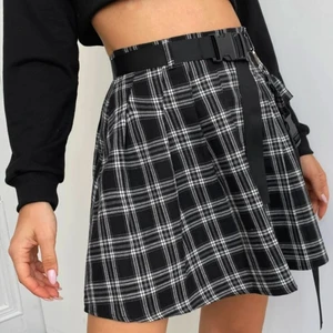 Kjol M - Jättesnygg rutig kjol i storlek M. Bra tjockt material. Aldrig använd då den var för stor. Skärpet på första bilden medföljer! 🌠Frakt ingår i priset!!🌠