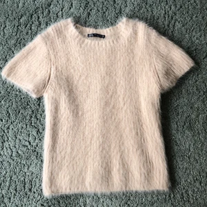 Zara topp - Super söt zara topp som är använd ett fåtal gånger (nyskick)! 💕Är i storlek m men passar som s. Säljs pga att den inte kommer till användning!