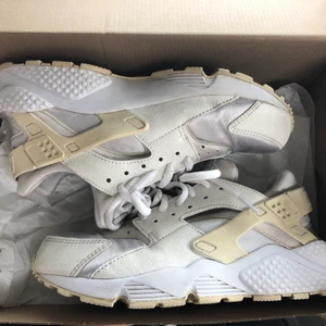 Nike air Huarache run - Bekväma benvita skor från Nike. Välanvända och därför säljer jag dem för en billig peng! Några små defekter på skorna men annars är de normalt begagnat skick! Medföljer kartong till skorna! Skriv till mig om du har frågor eller önskar fler bilder. (Köparen står för frakten) 🌸