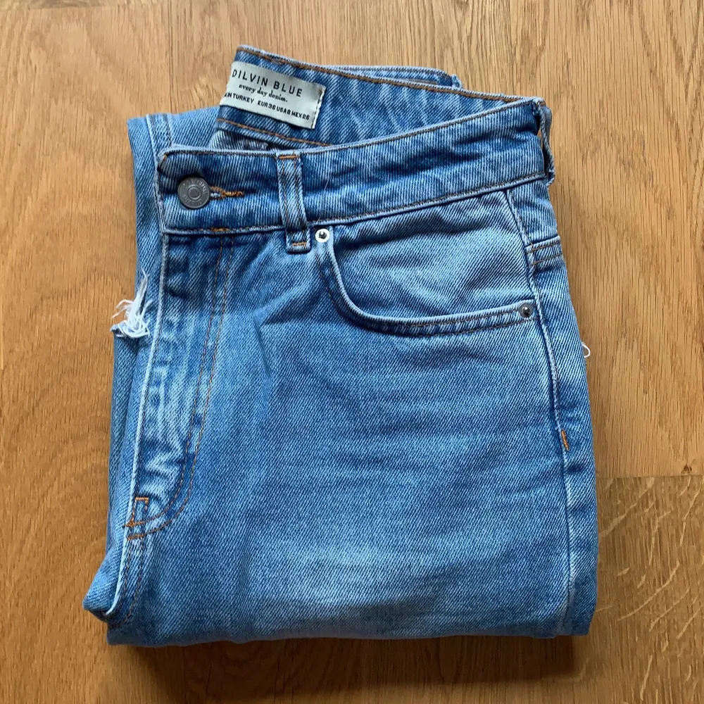 Säljer dessa jeans från Chiquelle i Mom Jeans fit. Jättefint skick då de är använda ca 2 gånger💗 Köparen står för frakt och betalning sker via swish💗. Jeans & Byxor.