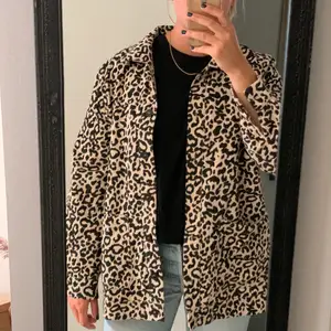 leopardmönstrad fodrad skjort/jacka 🐆 Manchesterliknande tyg🤎