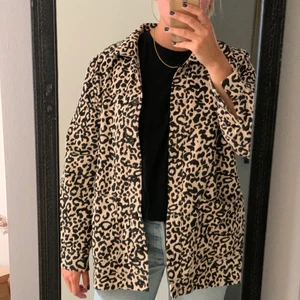 leopardmönstrad skjorta - leopardmönstrad fodrad skjort/jacka 🐆 Manchesterliknande tyg🤎