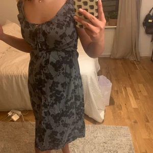 Vintage klänning  - Rensat igenom min mammas gamla kläder och hittat en massa plagg som antingen inte passar eller som jag vet att någon annan kmr använda mer än mig!💗 Jättesöt mönstrad klänning m knytning vid brösten o runt midjan. Strl 38/40 men passar mindre eftersom det är knytning runt midjan, jag har iaf S/XS egentligen
