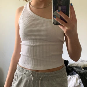 Topp från NA-KD  - Säljer denna ribbade vita toppen från NA-KD, använd en gång! Buda! Köp direkt på 60kr😊😊 Säljaren står för frakten!