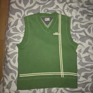 En cool grön Tommy Hilfiger pullover. Säljes då den inte kommer till användning. Möts ej upp på grund av Corona men vi delar på frakten;)