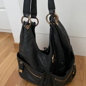 Michel kors väska - Jättefin Michael kors väska. Använd men i fint skick. Banden är något slitna i övrigt i toppskick. 