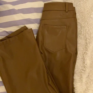 raka bruna läderbyxor - Säljer mina (en gång i tiden) favoritbyxor från shein i storlek XS (skulle säga 34/36 om jag fick gissa)! De hann endast bli använda ca 8 gånger och är därför i mycket gott skick! De är luftiga och inte så tjocka vilket är helt perfekt inför våren/sommaren ✨ SÅ snygga och otroligt sköna vilket är överraskande för min del eftersom det är läderbyxor ✨ (köparen betalar frakten)