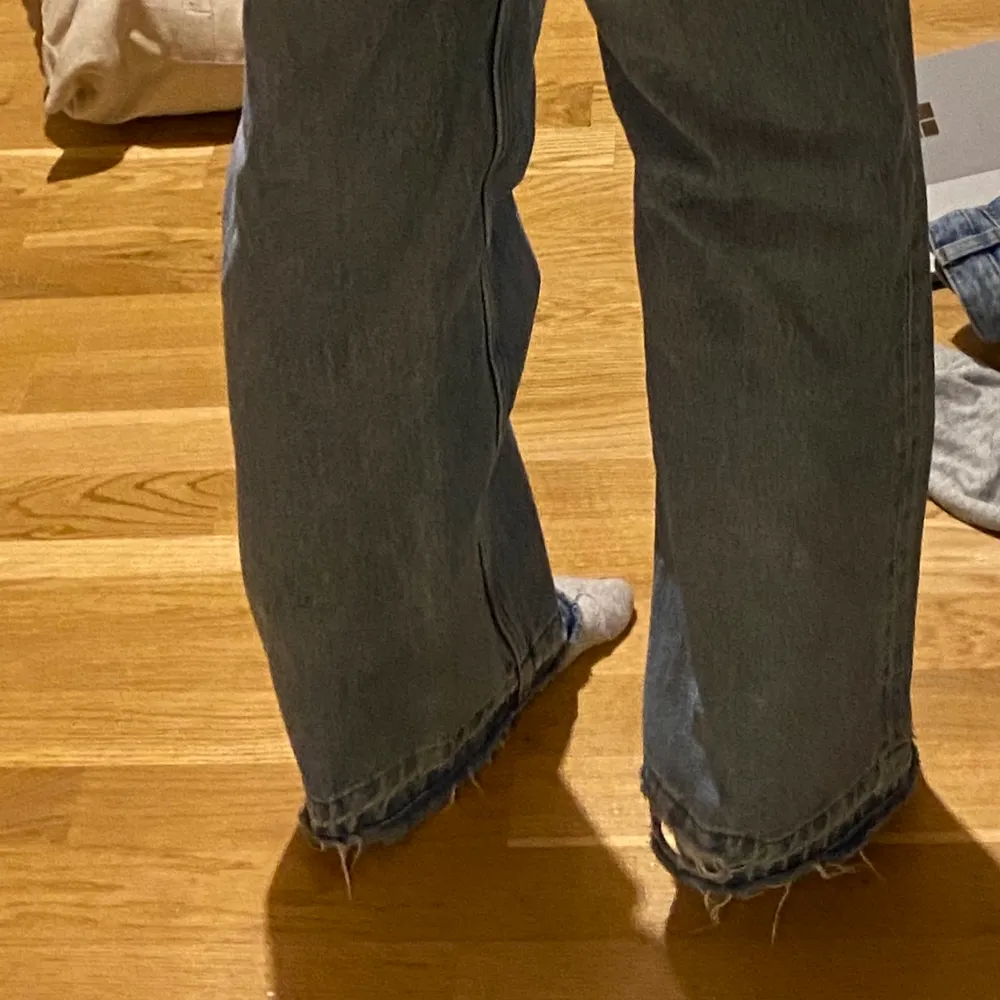 Skit snygga jeans från monki i modellen Yoko som tyvärr inte kommer till användning längre, perfekt i storleken för mig som e 168 då jag har follat ner de, synd på sista bilden . I bra skick. Köparen står för frakten💕. Jeans & Byxor.