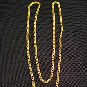 Guldfärgad kedja - Ca 80 cm. Du kan välja vanligt brevporto (ej spårbart, 24 kr) men då ansvarar jag inte för postens eventuella slarv, meddela direkt efter köp om du väljer detta fraktsätt. Hund finns I hemmet. Du swishar, jag skickar. 