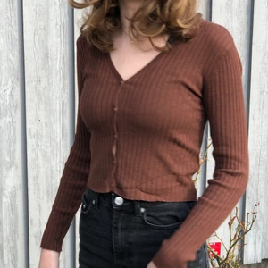 brun kofta💫 monki - jättefin tröja som jag köpt från monki!! jättebra skick och bara använd fåtal gånger🌝 säljer för att den är lite för liten på mig! frakt + tröja = 110kr