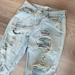 Ripped white wash mom jeans - Köpta i USA på Garage för nåt år sedan, sitter exakt som på andra bilden super fina men har tyvärr blivit för små på mig! Passar någon med 34-38 beroende på hur man vill att dom ska sitta 🤍 