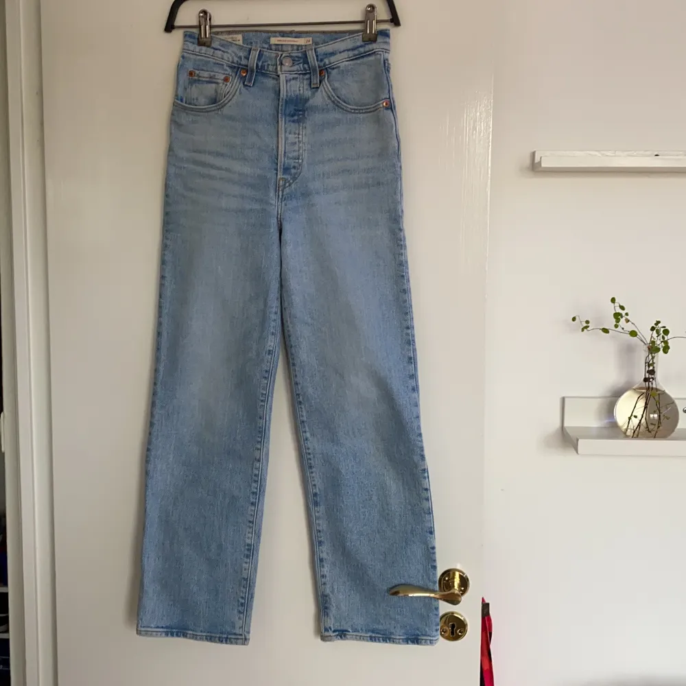 Ett par ”washed” Levis jeans i en blå färg. Världens härligaste jeans som jag tyvärr vuxit ur som nu behöver en ny ägare. Priset är diskuterbart🦋. Jeans & Byxor.