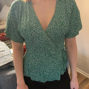 Blus  - Prickig blus med knytning 