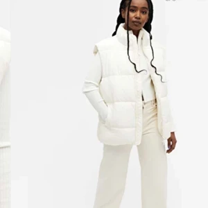 Vit väst - Intressekoll! funderar på att sälja min vita monki väst som är helt slutsåld, slutsåld i alla storlekar. Aldrig använd bara testad med alla lappar kvar. Storlek xs. Oversizedmodell. Buda! 