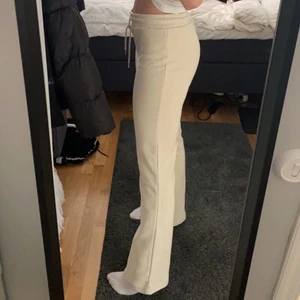 Mjukisbyxor  - Säljer mina oanvända raka mjukisbyxor från Asos som är slutsålda i storlek S. Superfin ljusbeige färg, prislapp kvar. Nypris 343kr mitt pris 280 men pris går att diskutera vid snabb affär
