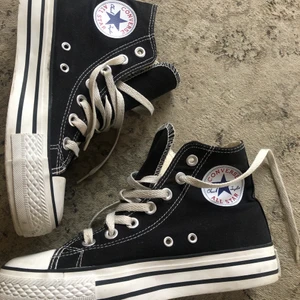 Svarta converse med hög sula - Säljer dessa as coola svarta converse med hög sula då de inte kommit till användning och blivit en aning för små. Storlek 36 men skulle säga att de passar även 37-37.5. Hör av er för frågor❤️ lägg bud om fler är intresserade. Säljer även ett par röda!
