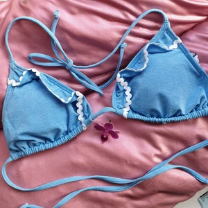 Bikini topp Other stories - Detta är en så söt bikini överdel i en härlig blå färg och med vita spets detaljer. 💙🤍 Den är köpt förra året från Other stories och var tyvärr för liten för mig😩 Passar skit fint med vita och pastelliga underdelar. Detta är storlek S men jag skulle säga S/XS. 