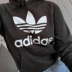 Adidas Hoodie - Säljer min adidas hoodie i storlek M som är för liten för mig. Den har några år på nacken men är knappt använd 