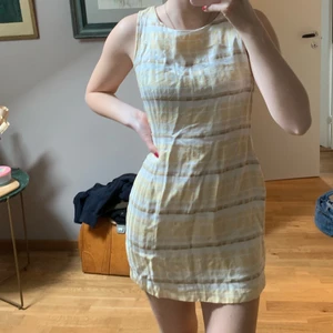 Klänning - Såå himla fin klänning köpt på beyond retro. Använt men bra skick. (Den har även en slits där bak, skriv för bilder)💕💕