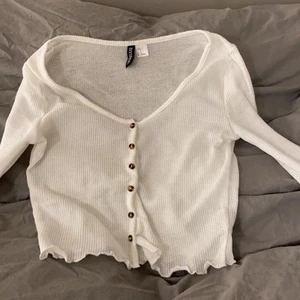 Vit tröja  - Köpt på hm i storlek S men är för liten för mig så därför säljer jag den